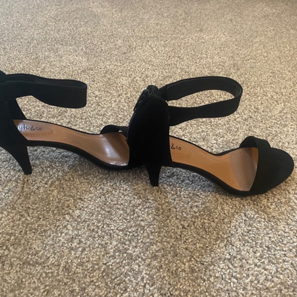 2 1/2(in) Black Heels - Picture 4 of 6